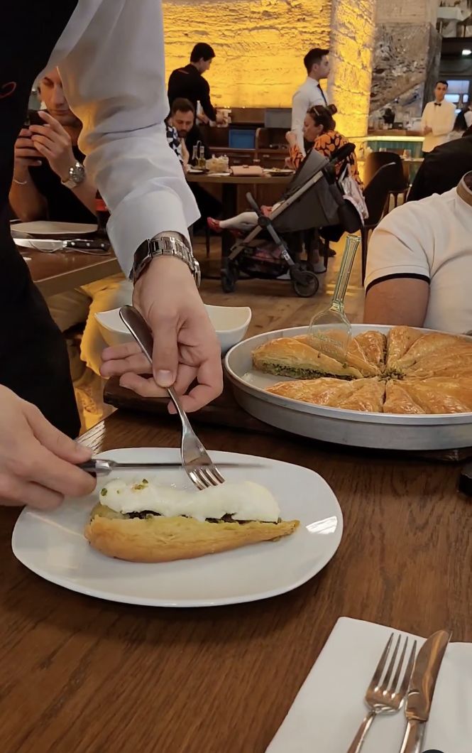 Salt Bae Sajikan Baklava dengan Gaya Unik, Netizen Sebut Lebay