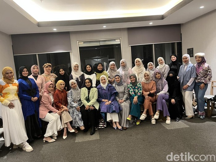Sarah Sofyan memberikan materi pembekalan berjudul Mengembangkan Bisnis Melalui Konten kepada 25 finalis Emeron Hijab Hunt 2023 di Citadines, Sudirman Jakarta.