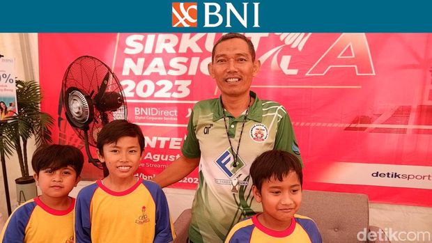 Warjito, guru SDN 02 Kota Serang yang membawa murid-muridnya menyaksikan BNI Sirnas A Banten 2023.