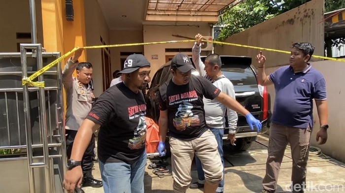 Sekeluarga di Depok ditemukan simbah darah. Ibu tewas, sedangkan ayah dan anaknya terluka.