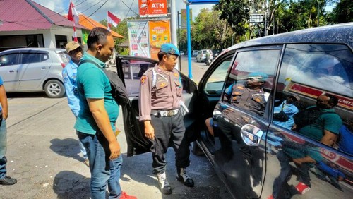 Seorang warga negara (WN) Rusia ditemukan tak sadarkan diri di dalam mobil yang terparkir di Jalan Pratama Raya, Kelurahan Benoa, Kuta Selatan, Badung, Bali, Kamis (10/8/2023). (Foto: Istimewa)