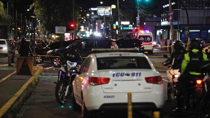 Police vehicles are seen outside the hospital where presidential candidate Fernando Villavicencio was taken after being shot at a rally in Quito, on August 9, 2023. Villavicencio was shot to death after a rally in Quito. Villavicencio, 59 years old and whose death was confirmed by local media by the Minister of the Interior, Juan Zapata, friends and relatives of the victim, was one of the eight candidates in the first round of the presidential elections that are held in advance on August 20 in Ecuador, a country suffering an increase in violence linked to drug trafficking. (Photo by Galo PAGUAY / AFP)