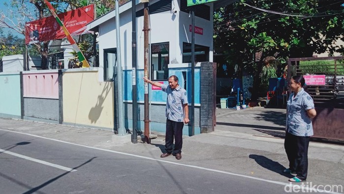 Staf SD Krista Gracia Klaten menunjukkan TKP kecelakaan, Kamis (10/8/2023).