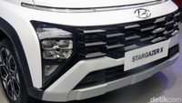 Secara tampilan, Hyundai Stargazer X didesain lebih sporty dan maskulin dibanding model Stargazer versi standar. Ubahan paling terlihat jelas ada di bagian grill depan yang bentuknya terlihat lebih garang dengan kombinasi garis-garis chrome dan hitam.