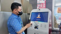 Ada dua layanan yang kini tersedia, pertama berupa mesin cetak berkas kependudukan yakni anjungan dukcapil mandiri (ADM). Saat ini, ADM baru bisa mencetak Kartu Keluarga (KK) dan Kartu Identitas Anak (KIA), layanan lainnya menyusul dalam waktu dekat. 