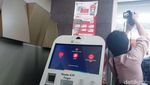 Stasiun MRT Blok A Dipadati Warga Urus KK cs, Ada Apa?
