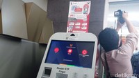 Mesin ADM baru bisa digunakan oleh masyarakat yang telah terdaftar di Identitas Kependudukan Digital (IKD). Untuk mencetak berkas, masyarakat nantinya tinggal scan barcode yang ada di email atau di aplikasi IKD. Sementara bagi yang belum memiliki IKD, bisa mendaftarkan diri dulu ke Dukcapil terdekat demi menikmati kemudahan layanan digital. 