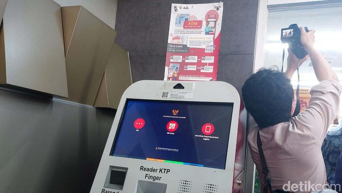 Sejumlah warga mendatangi Stasiun MRT Blok A. Bukan untuk naik kereta, tetapi mereka mencetak berkas kependudukan dan pendaftaran izin usaha.
