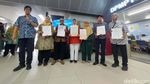 Stasiun MRT Blok A Dipadati Warga Urus KK cs, Ada Apa?