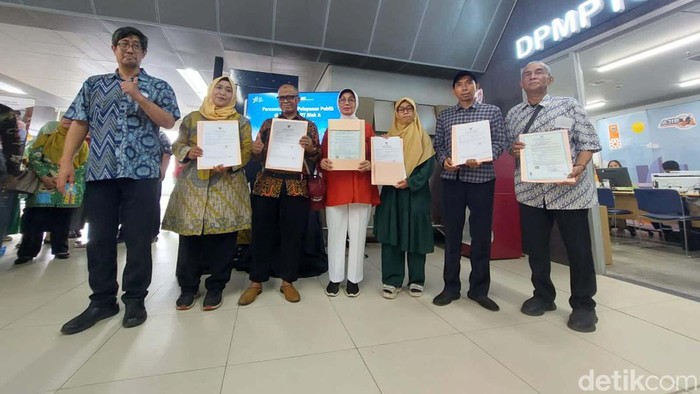 Sejumlah warga mendatangi Stasiun MRT Blok A. Bukan untuk naik kereta, tetapi mereka mencetak berkas kependudukan dan pendaftaran izin usaha.