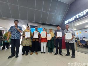 Stasiun MRT Blok A Dipadati Warga Urus KK cs, Ada Apa?