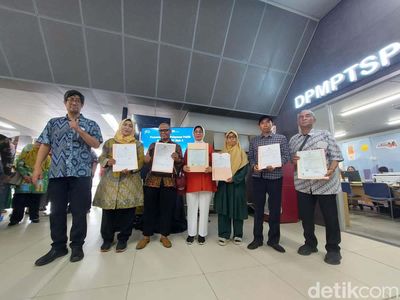Stasiun MRT Blok A Dipadati Warga Urus KK cs, Ada Apa?