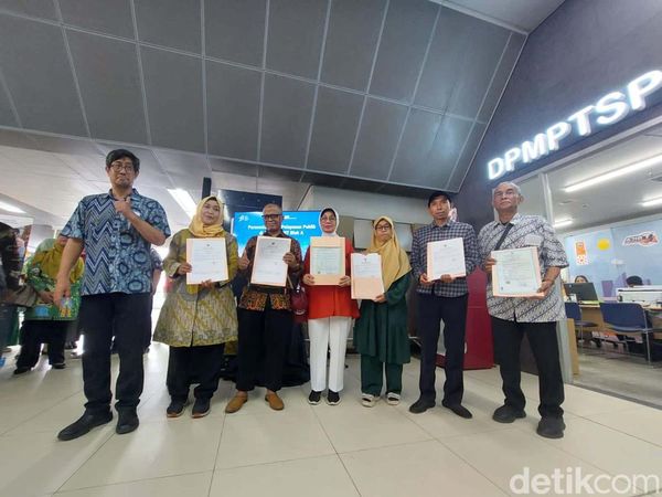 Stasiun MRT Blok A Dipadati Warga Urus KK cs, Ada Apa?