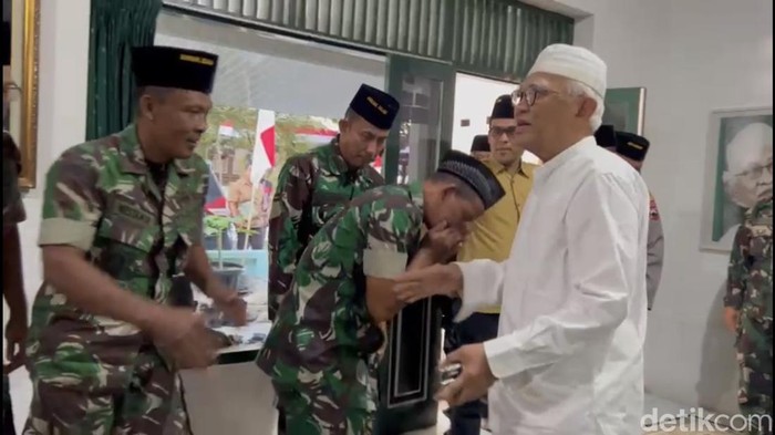 Suasana bancakan oleh anggota Kodim dan Polres Rembang untuk ulang tahun Gus Mus di Leteh, Rembang, Kamis (10/8/2023).