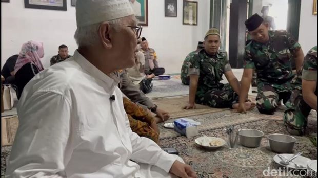 Suasana bancakan oleh anggota Kodim dan Polres Rembang untuk ulang tahun Gus Mus di Leteh, Rembang, Kamis (10/8/2023).