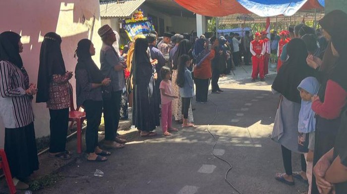 Suasana jelang pemakaman anggota Paskibra, TA (16), warga Desa Bogem, Kecamatan Bayat, Klaten, Kamis (10/8/2023).