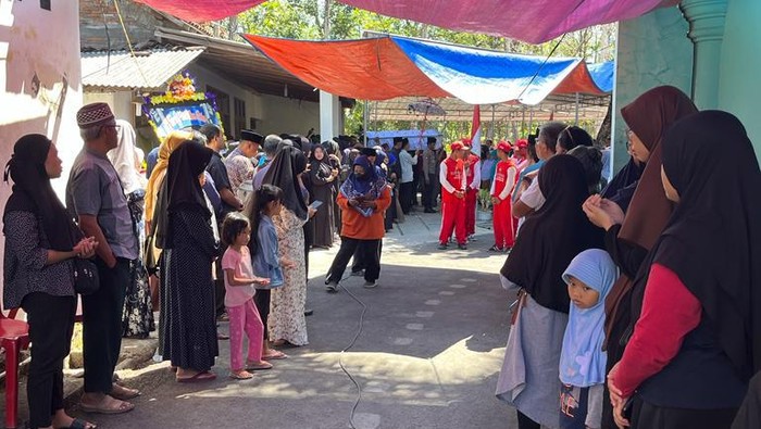 Suasana jelang pemakaman anggota Paskibra, TA (16), warga Desa Bogem, Kecamatan Bayat, Klaten, Kamis (10/8/2023).
