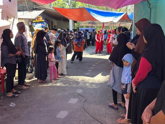 Suasana jelang pemakaman anggota Paskibra, TA (16), warga Desa Bogem, Kecamatan Bayat, Klaten, Kamis (10/8/2023).