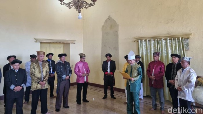 Sultan Ternate ke-49 Hidayatullah Sjah melakukan sidodemo atau diumumkan Jaib Kolano pembatalan wasiat kolano madoru di Kedaton Kesultanan Ternate.