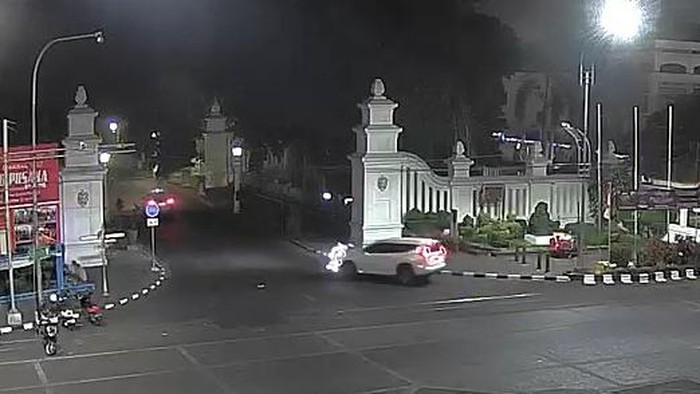 Tangkapan layar kecelakaan lalu lintas di simpang empat Gladak, Kota Solo. Mobil tabrak lari pemotor. Foto diunggah pada Kamis (10/8/2023).