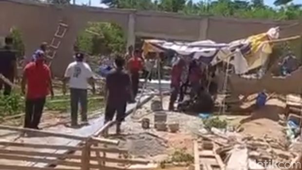 Tangkapan layar video perusakan gereja di Batam.