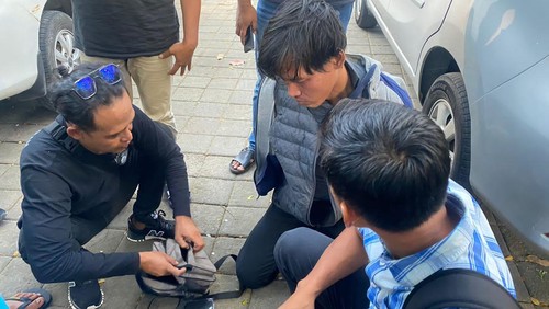 Toni Setiawan (jaket abu-abu), terduga penggelapan uang Rp 93 juta, saat ditangkap oleh Polres Karangasem di Jalan Ahmad Yani, Denpasar Rabu (9/8/2023).