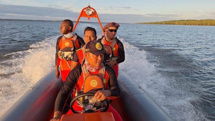 Tim SAR mencari korban longboat tenggelam di Asmat, Papua Selatan.