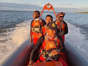 Long Boat Bawa 7 Penumpang Terbalik Diterjang Ombak di Asmat, 1 Orang Hilang