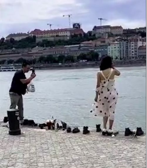 Turis memalukan di The Shoes on the Danube Bank