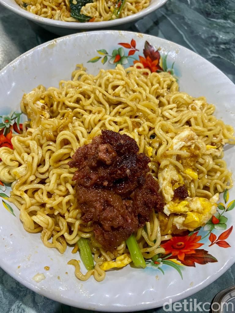 Viral! Di Warkop Ini Ada Menu Indomie Goreng yang Digoreng Lagi