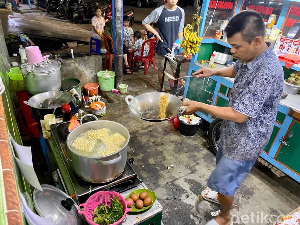 Viral! Di Warkop Ini Ada Menu Indomie Goreng yang Digoreng Lagi
