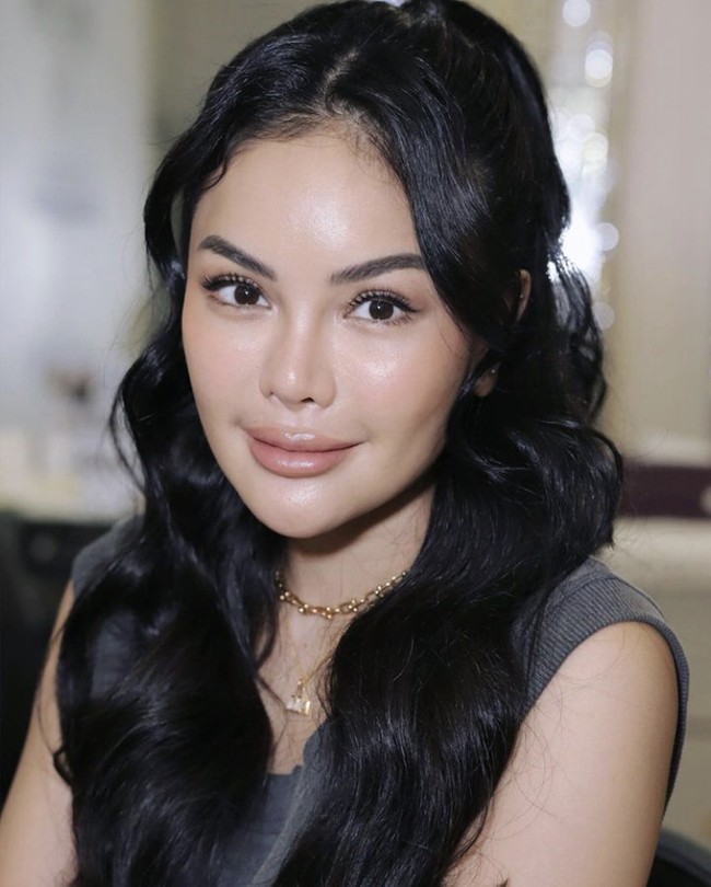 Lipatan kelopak mata atas Nikita Mirzani terlihat lebih terdefinisi, memberikan efek mata yang lebih besar dan terbuka. Sementara itu, bibirnya pun terlihat lebih bervolume. Foto: dok. Instagram Nikita Mirzani
