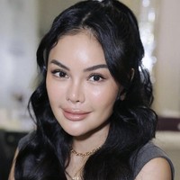 Lipatan kelopak mata atas Nikita Mirzani terlihat lebih terdefinisi, memberikan efek mata yang lebih besar dan terbuka. Sementara itu, bibirnya pun terlihat lebih bervolume. Foto: dok. Instagram Nikita Mirzani