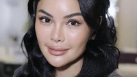 Lipatan kelopak mata atas Nikita Mirzani terlihat lebih terdefinisi, memberikan efek mata yang lebih besar dan terbuka. Sementara itu, bibirnya pun terlihat lebih bervolume. (Foto: dok. Instagram Nikita Mirzani)