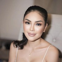 Selebriti kelahiran 1986 ini melakukan operasi plastik untuk bagian kelopak mata dan transfer lemak di bagian kening atau lipofilling. Penampilannya pun kini jauh berbeda dari sebelumnya, dan bikin pangling. Foto: dok. Instagram Nikita Mirzani