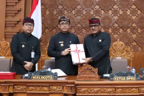 Wali Kota Denpasar I Gusti Ngurah Jaya Negara, Wakil Wali Kota Denpasar I Kadek Agus Arya Wibawa, dan Ketua DPRD Denpasar I Gusti Ngurah Gede dalam pembukaan Rapat Paripurna ke-15 Masa Persidangan II di Gedung DPRD Denpasar pada Kamis (10/8/2023). (Dok. Pemerintah Kota Denpasar)