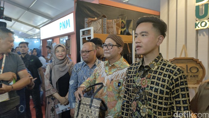 Wali Kota Solo Gibran Rakabuming Raka dan Sekretaris Kementerian Koperasi dan UKM, Arif Rahman Hakim meninjau booth UMKM di acara peringatan Hari UMKM Nasional 2023 di Pura Mangkunegaran Solo, Kamis (10/8/2023).