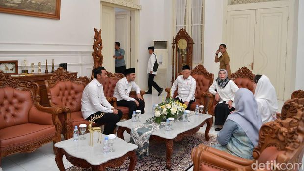 Wapres Ma'ruf Amin disambut Bupati Tuban dan Wagub Jatim di Pendopo.
