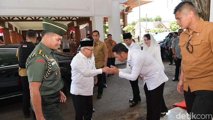 Wapres Maruf Amin disambut Bupati Tuban dan Wagub Jatim di Pendopo.