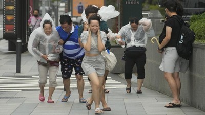 Warga Korea Selatan Kewalahan Hadapi Topan Khanun