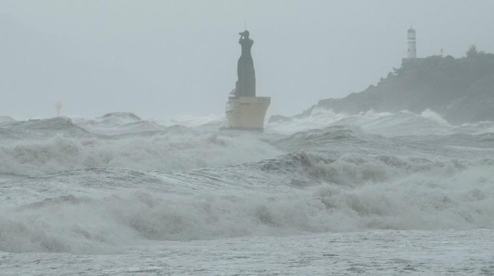 Warga Korea Selatan Kewalahan Hadapi Topan Khanun People struggle in the rain and wind as the tropical storm named Khanun approaches to the Korean Peninsular, in Busan, Thursday, Aug. 10, 2023. (AP Photo/Ahn Young-joon)