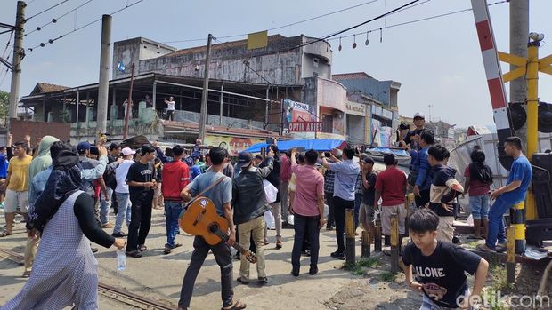 Warga membongkar paksa penutup perlintasan kereta api di Jl Hardiwinangun-Tirtayasa, Rangkasbitung, Lebak, Banten