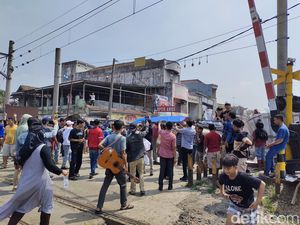 Warga Rangkasbitung Bongkar Pembatas Perlintasan KA Usai Seminggu Ditutup