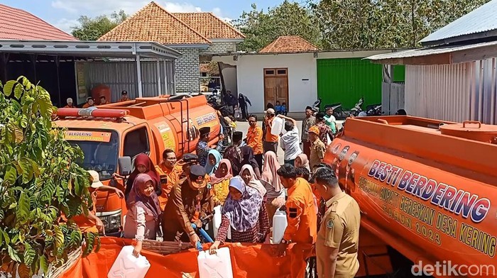Warga Pamekasan terdampak kekeringan mengantre untuk mengambil suplai air bersih.