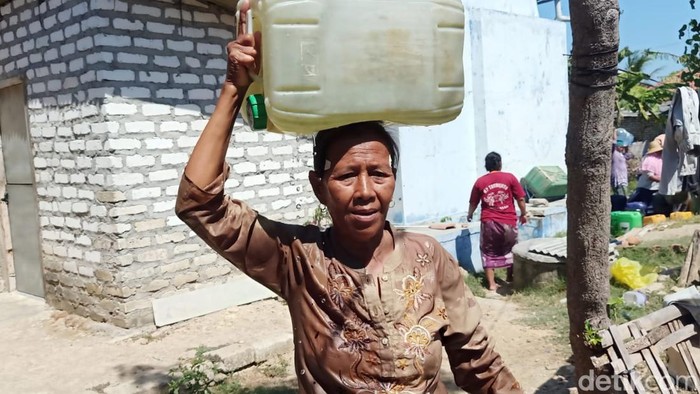 Warga Pamekasan terdampak kekeringan mengantre untuk mengambil suplai air bersih.