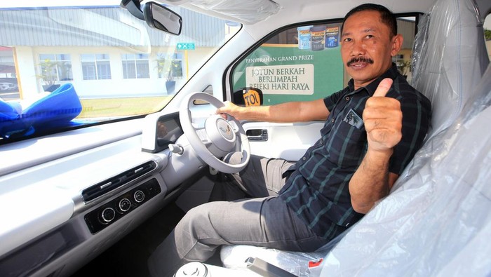 Wih, Orang-orang Ini Dapat Hadiah Mobil Listrik Ram Ramnath, President Director PT Jotun Indonesia (ketiga kanan) bersama Husodo Hoe, Head of Marketing PT Jotun Indonesia (paling kanan) dan Lius Husein, General Sales Manager Decorative Retail PT Jotun Indonesia (kedua kiri) berfoto bersama para pemenang hadiah utama program promosi JOTUN Berkah Berlimpah Rejeki Hari Raya 2023.