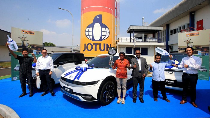 Wih, Orang-orang Ini Dapat Hadiah Mobil Listrik Ram Ramnath, President Director PT Jotun Indonesia (ketiga kanan) bersama Husodo Hoe, Head of Marketing PT Jotun Indonesia (paling kanan) dan Lius Husein, General Sales Manager Decorative Retail PT Jotun Indonesia (kedua kiri) berfoto bersama para pemenang hadiah utama program promosi JOTUN Berkah Berlimpah Rejeki Hari Raya 2023.