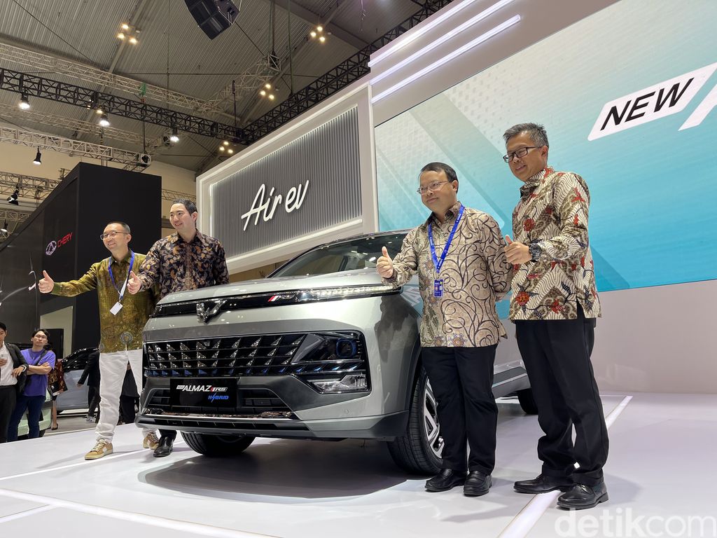 Wuling New Almaz RS  meluncur di GIIAS 2023