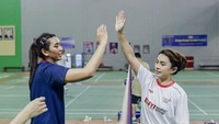 Yolla Yuliana dan Sintya Marisca terlihat berlatih bersama di Pelatnas PBSI di Cipayung. Dok. Instagram