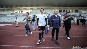 Foto-foto Zulkifli Hasan Main Bola Lawan Kaesang